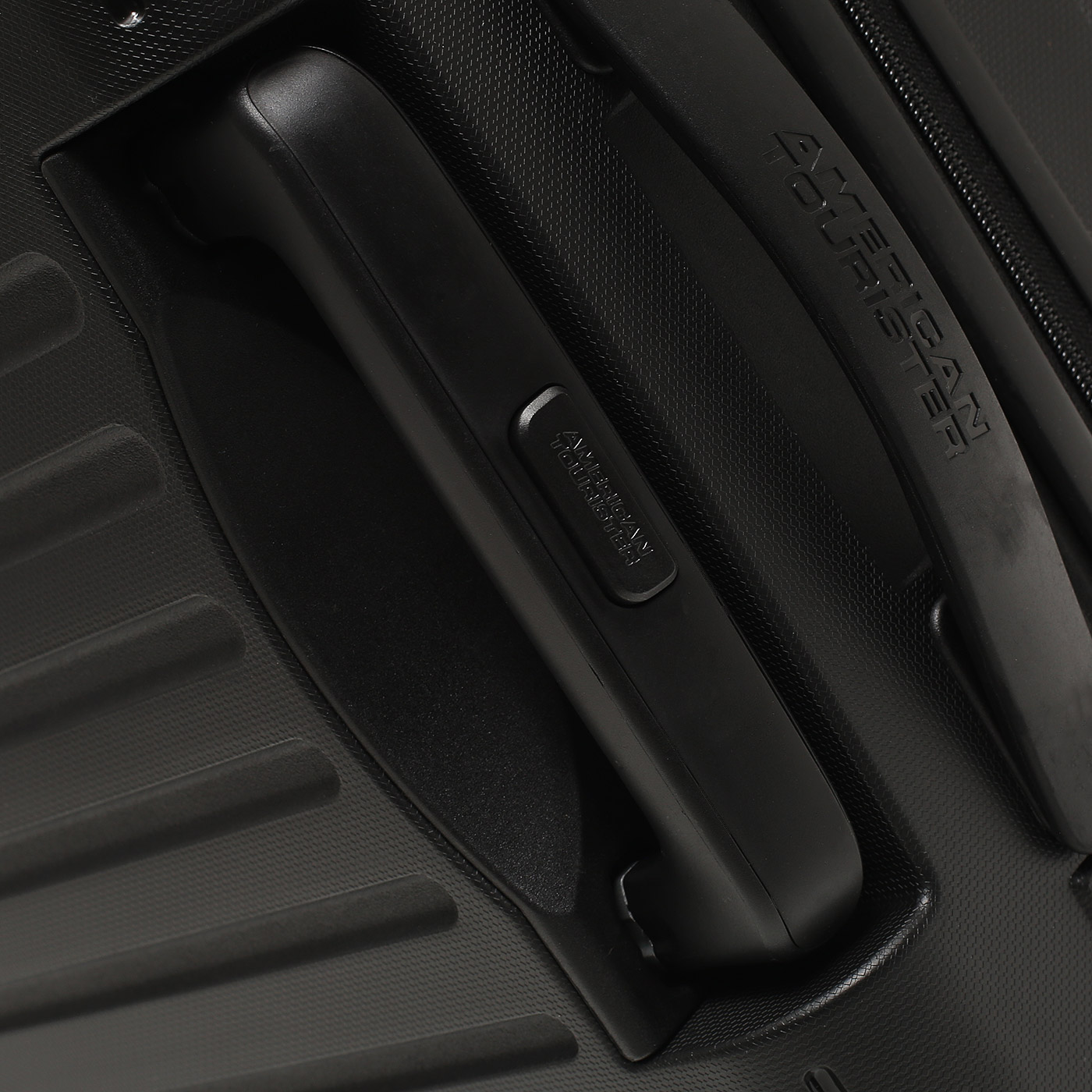 Чемодан средний M из полипропилена American Tourister Rejoy